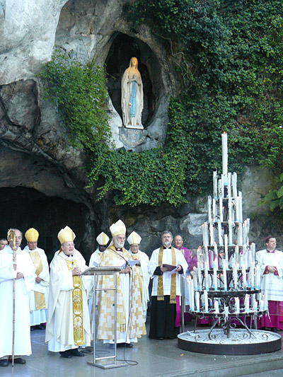 Archbishop Rowan at the Grotto in Lourdes with Cardinal Kasper following the International Mass © ACNS photo